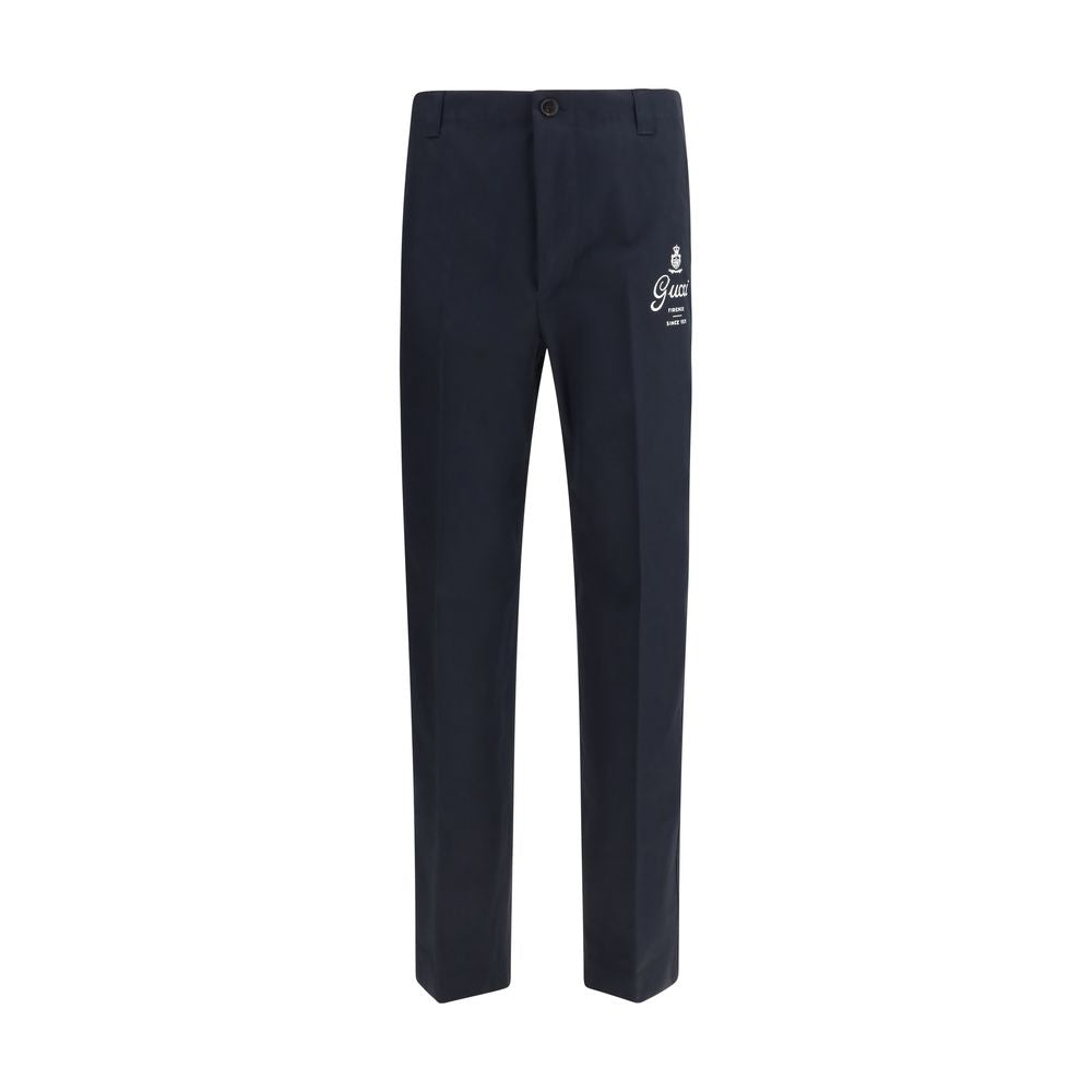 Pantalon décontracté en coton bleu de Gucci, style casual, avec coupe confortable et détails modernes, porté par un modèle.
