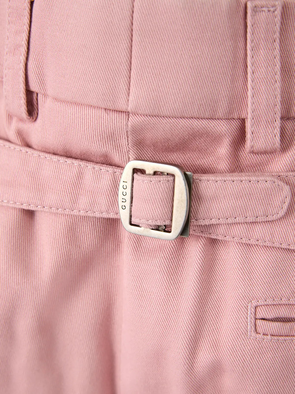Ceinture gucci rose avec boucle rectangulaire argentée embossée portée avec pantalon coton léger rose gucci