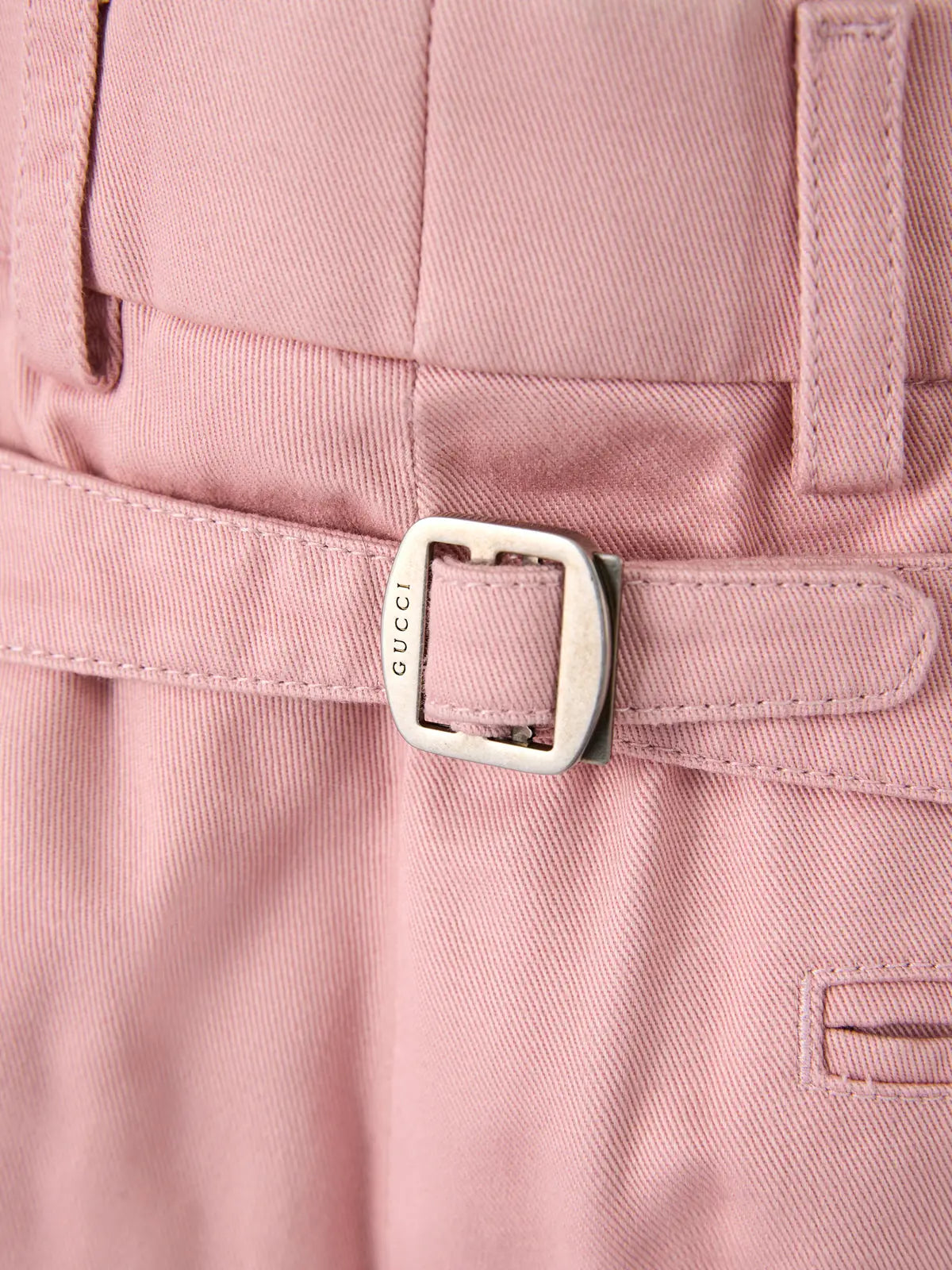 Ceinture gucci rose avec boucle rectangulaire argentée embossée portée avec pantalon coton léger rose gucci