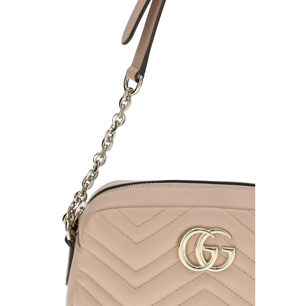 Sac gucci marmont beige en cuir matelassé avec logo gg doré entrelacé et bandoulière chaîne pour usage quotidien
