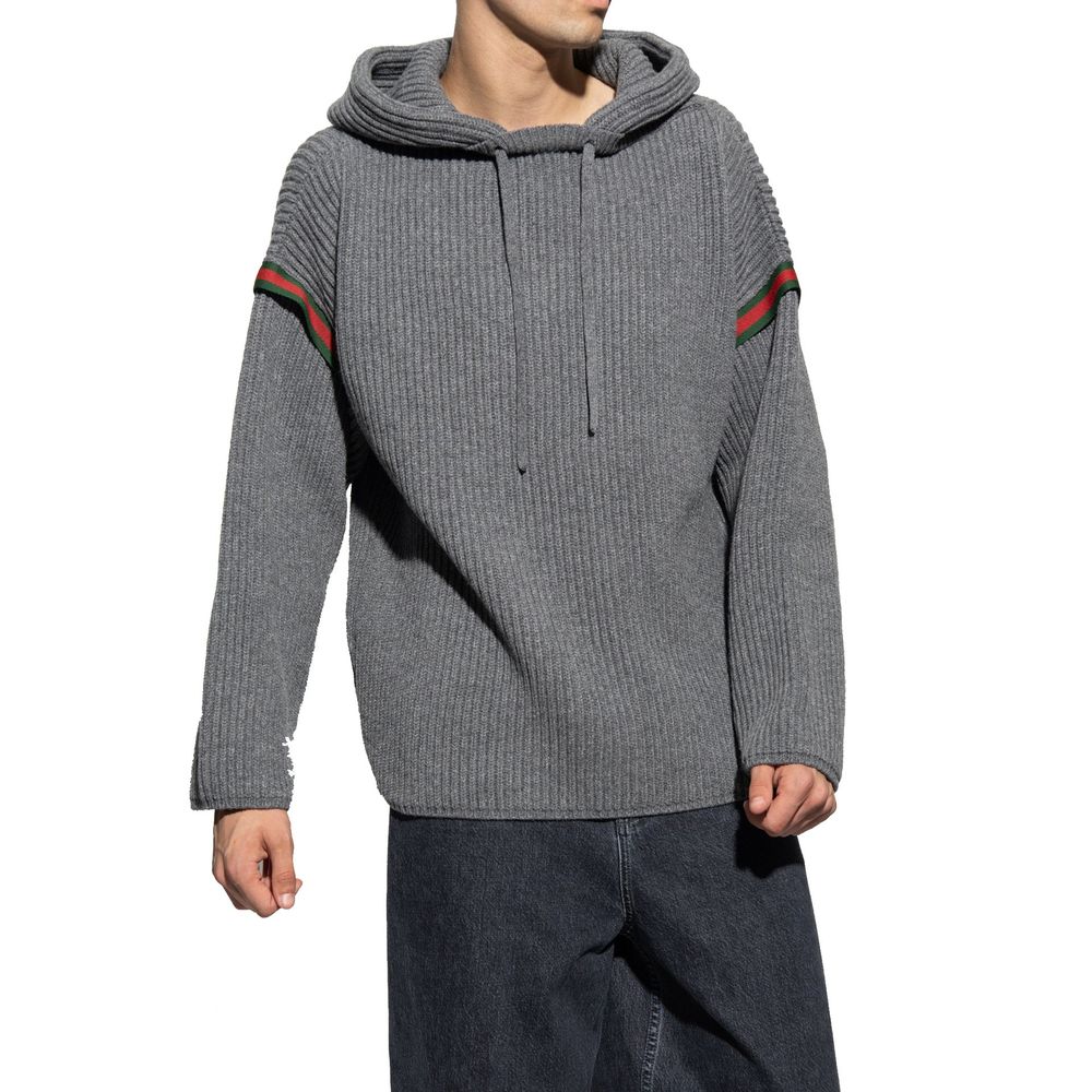 Sweatshirt en cachemire gris de Gucci, doux et élégant, avec logo discret visible sur le devant.