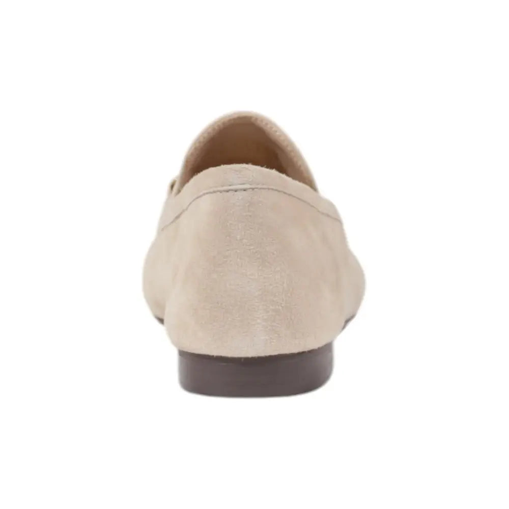 Beige suede loafer guess avec talon marron foncé en cuir pour un style plateforme élégant