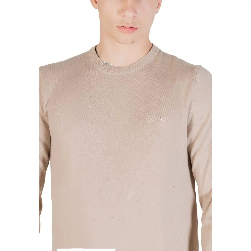 Pull beige guess en polyester à manches longues avec texture côtelée subtile et petit logo brodé sur la poitrine gauche