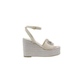 Sandales compensées beige guess en synthétique avec semelle en espadrille tressée et boucle logo métallique