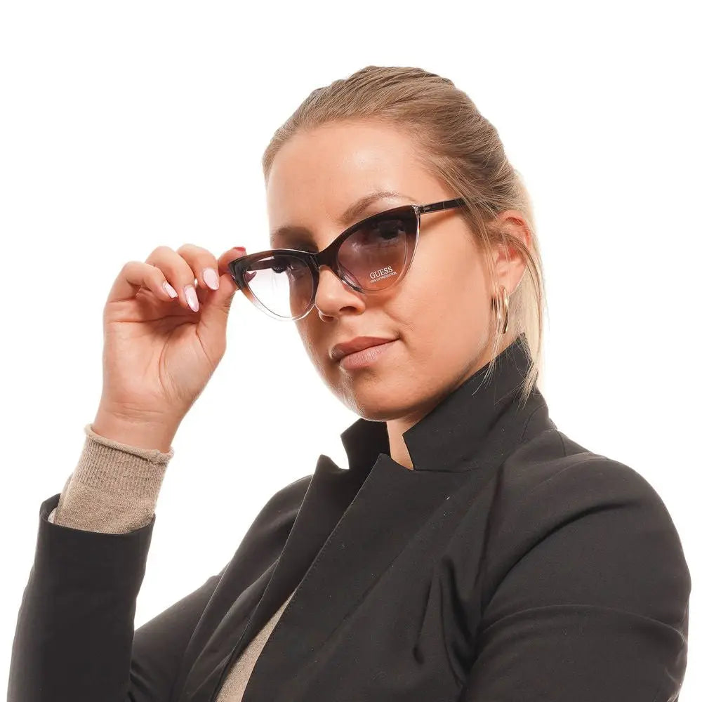 Lunettes de soleil guess marron en plastique avec design moderne et verres dégradés noirs et marron style cat-eye