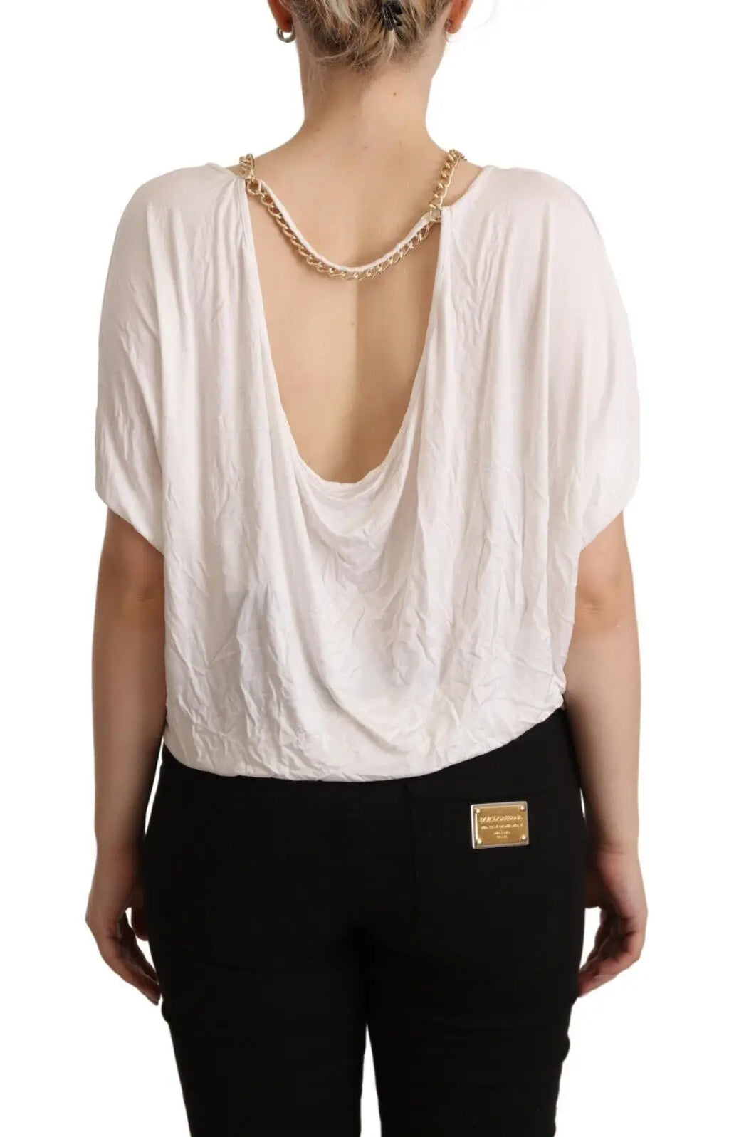 Blouse blanche guess by marciano en tissu drapé avec dos échancré profond et détail chaîne or au col vue de dos