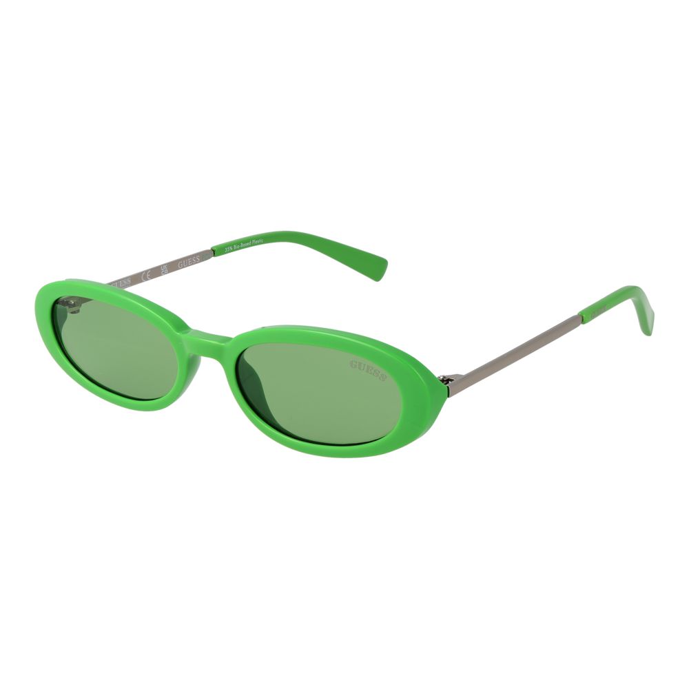 Lunettes de soleil Guess bicolores en plastique avec monture moderne et branches épaisses, style tendance et protection UV.