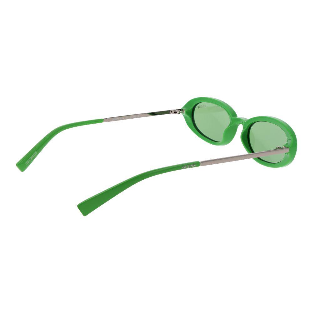 Lunettes de soleil Guess bicolores en plastique avec monture rectangulaire et lentilles foncées, style moderne et tendance.