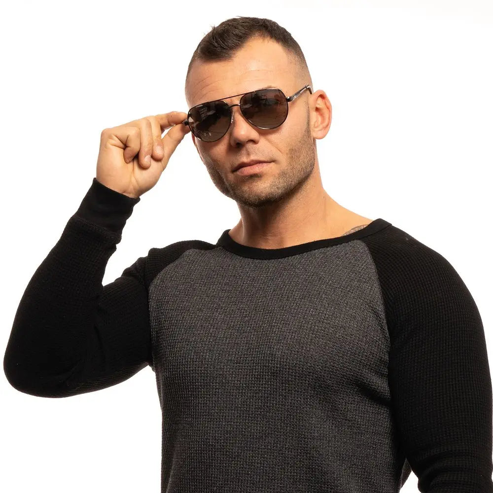 Pull raglan en maille côtelée noir et gris avec col rond associé à des lunettes de soleil guess gris métal
