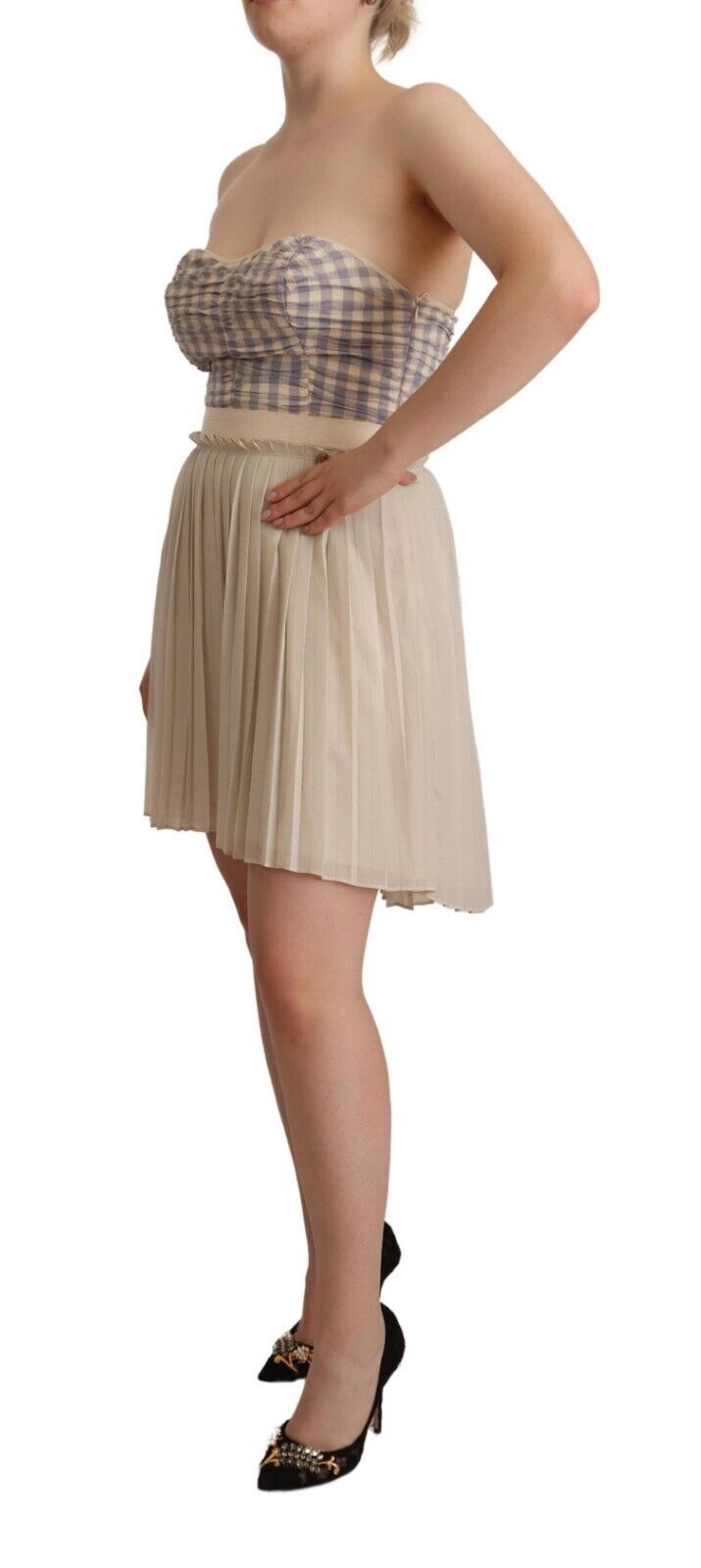 Robe bustier beige à carreaux plissée et évasée de style Guess, sans bretelles, idéale pour une tenue élégante et tendance.