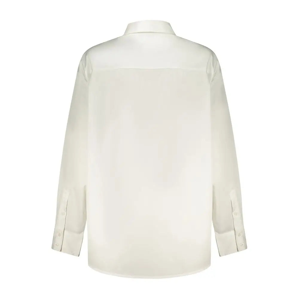Une chemise guess jeans bianco en coton pour femme avec un col classique et des poignets boutonnés en soie ivoire pâle