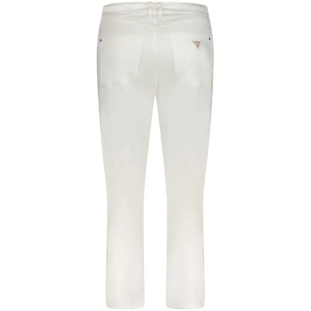 Jean skinny guess bianco lyocell femme en blanc vue de dos avec logo triangulaire rose subtil sur la poche arrière