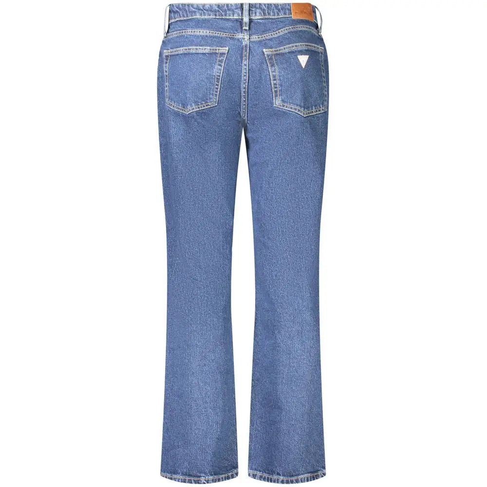 Jean bleu en coton pour femme guess avec coupe droite classique vu de dos et petit logo blanc triangulaire sur la poche