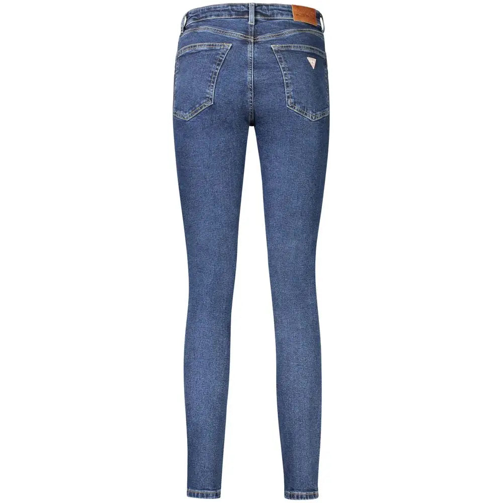 Jeans skinny guess en coton bleu denim avec coupe slim vue arrière affichant patch cuir marron et logo blanc