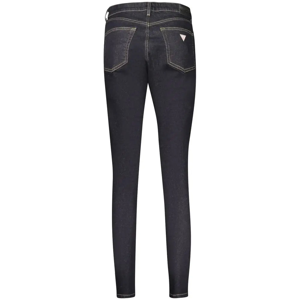 Jean skinny femme guess en denim bleu foncé avec couture blanche contrastante vu de dos avec logo guess sur la poche arrière