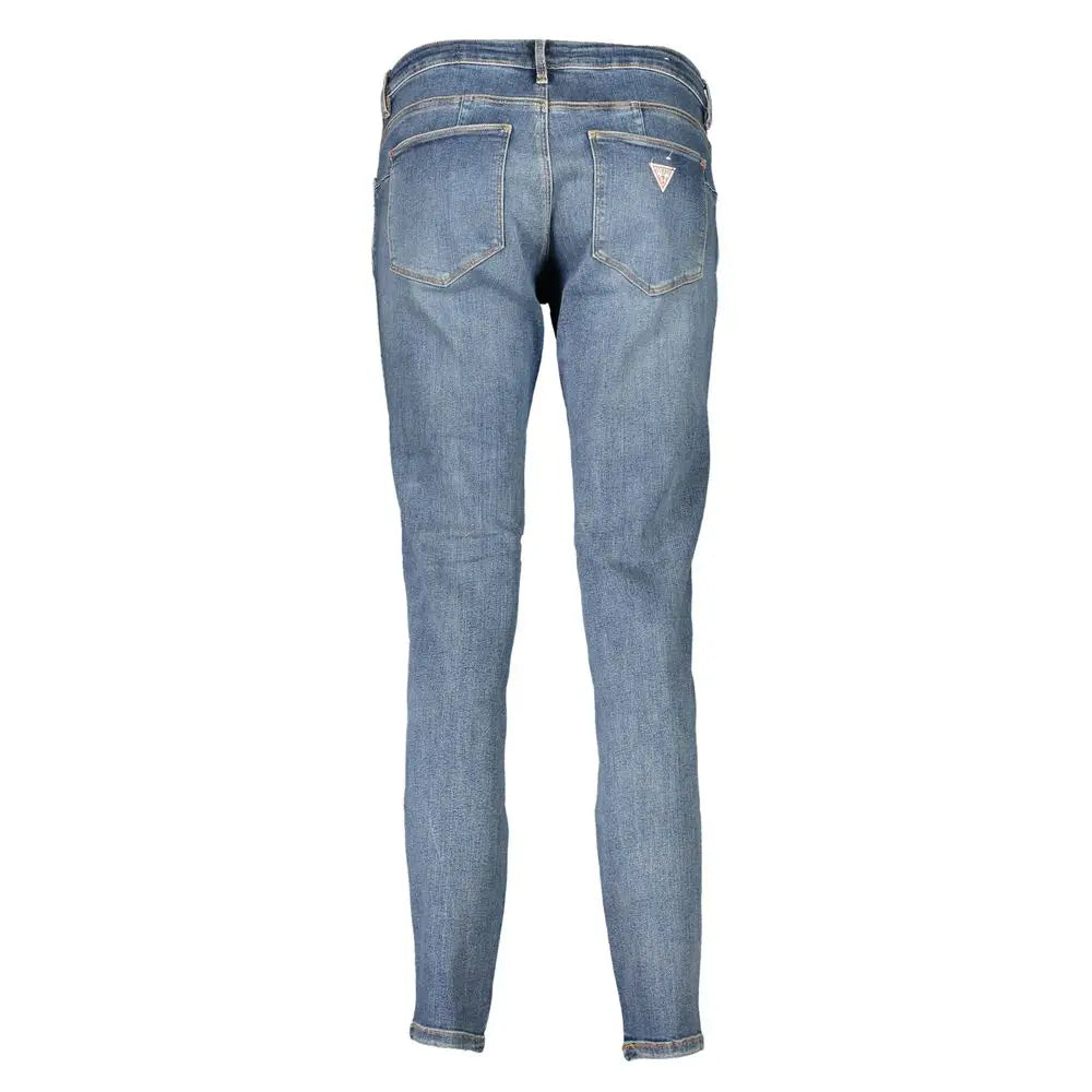 Vue arrière d’un jean skinny guess en coton bleu clair avec coupe slim et logo sur la poche arrière