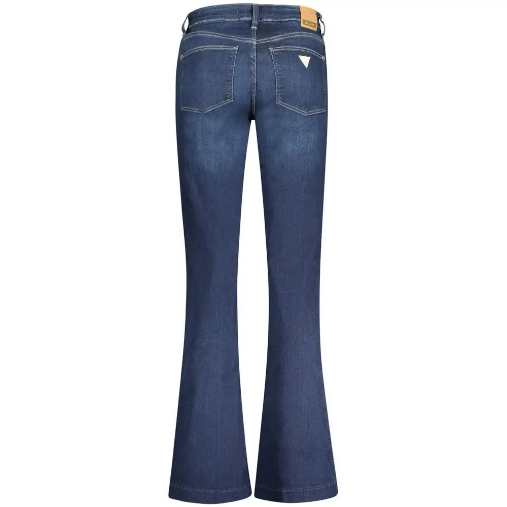 Jeans flare en denim bleu foncé recyclé guess avec poche arrière classique et logo triangle blanc visible au dos