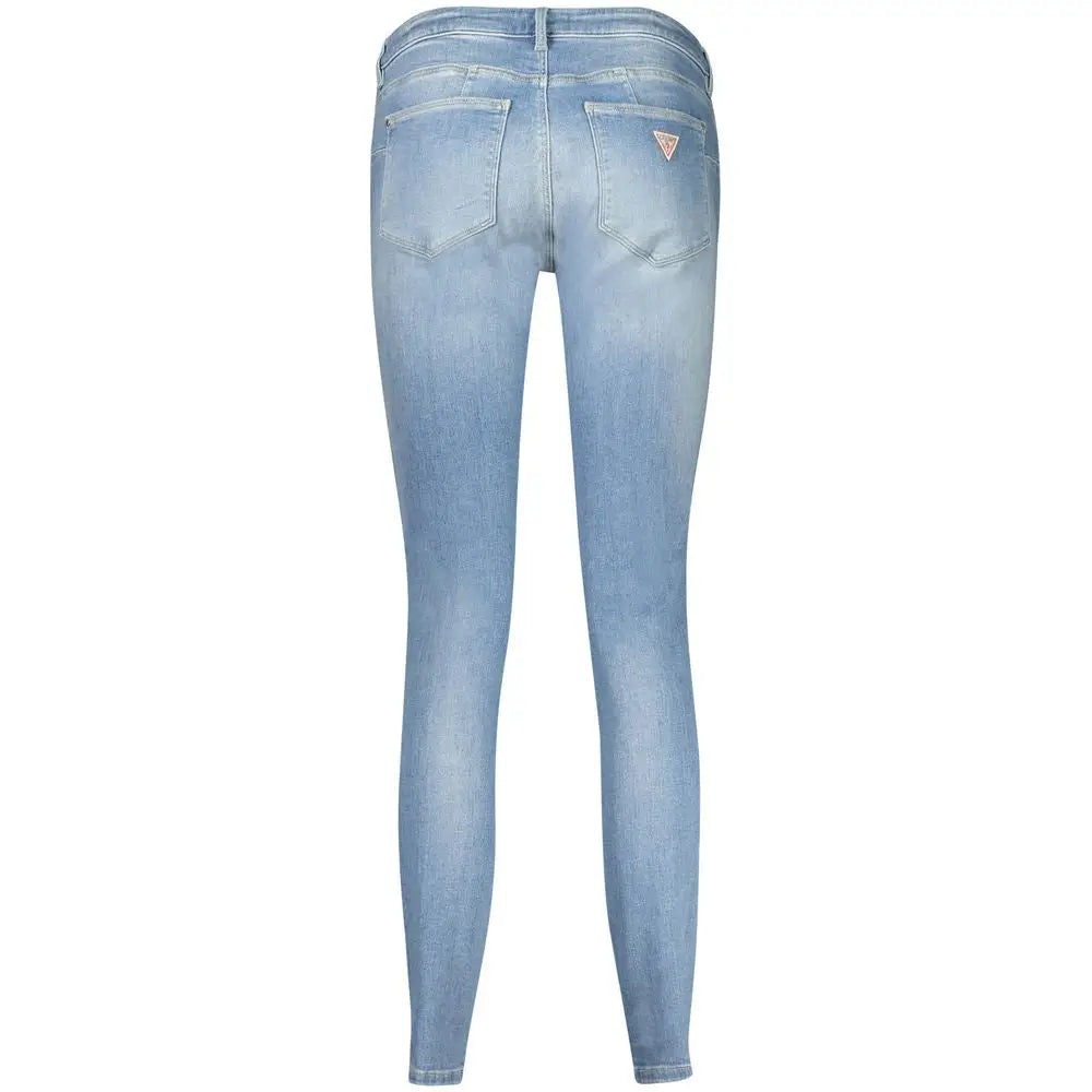 Jean slim fit en coton bleu clair guess vu de dos avec petit logo triangulaire sur la poche arrière droite