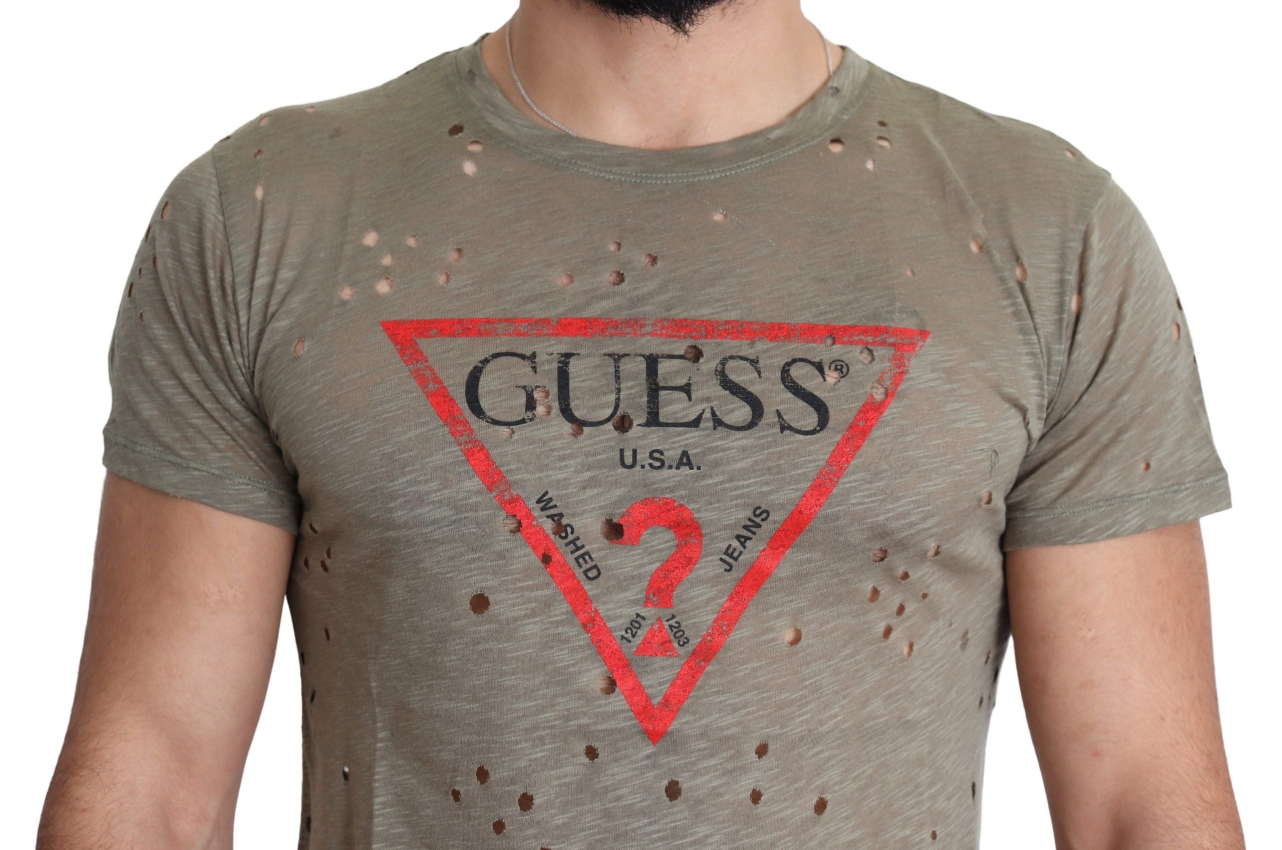 T-shirt décontracté pour homme Guess en coton marron avec logo imprimé et perforations, style casual et confortable.