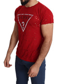 T-shirt casual pour homme Guess en coton rouge avec logo imprimé et détails perforés, style décontracté et moderne.