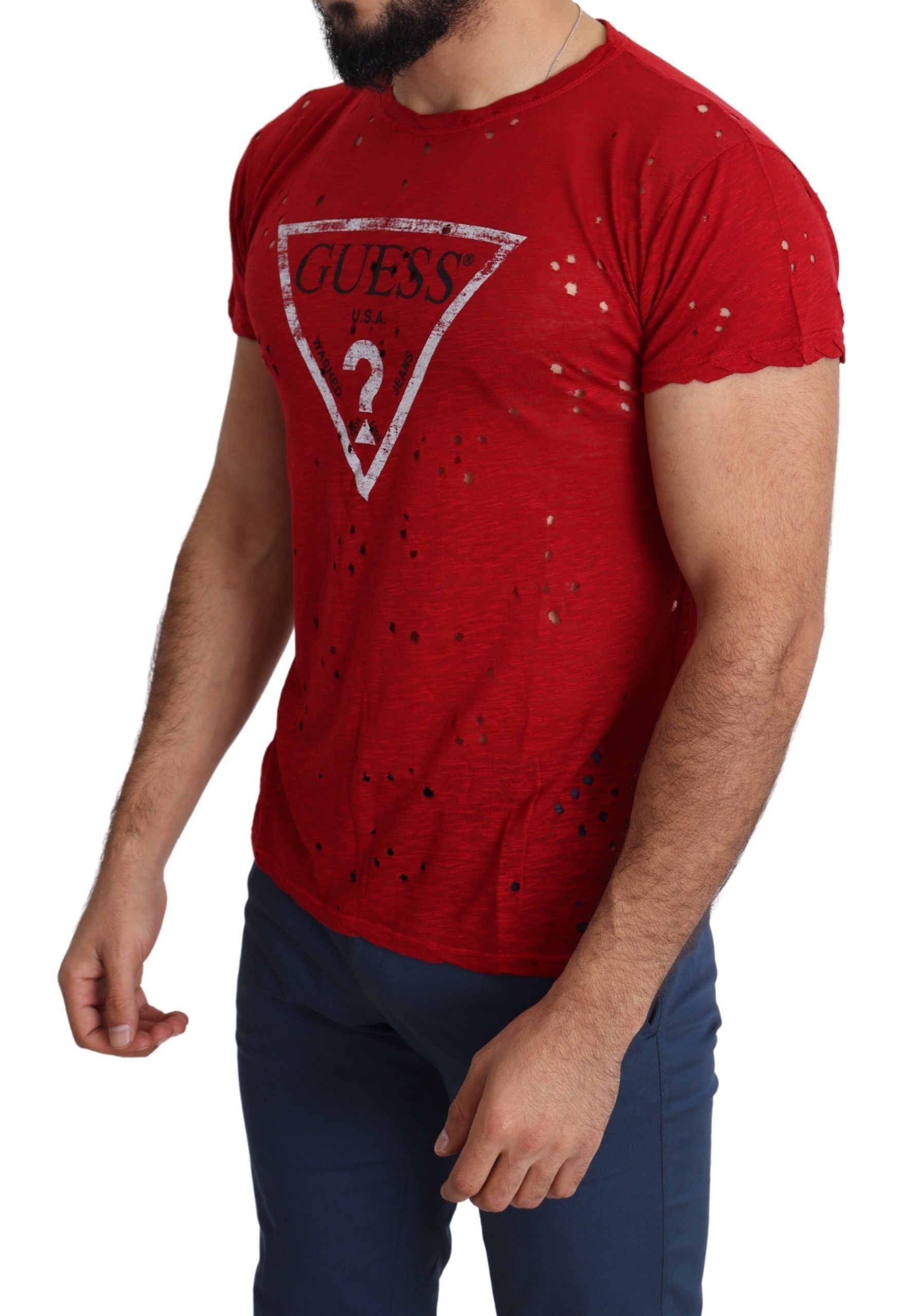 T-shirt casual pour homme Guess en coton rouge avec logo imprimé et détails perforés, style décontracté et moderne.