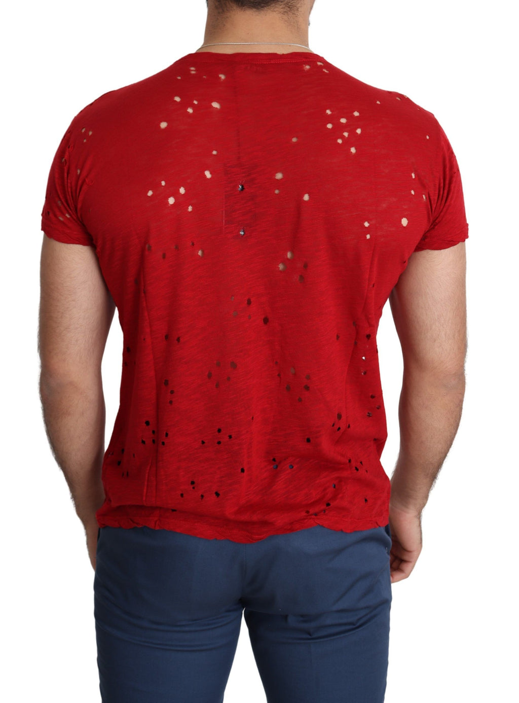 T-shirt casual homme Guess en coton rouge avec logo imprimé et détails perforés, style décontracté et tendance.