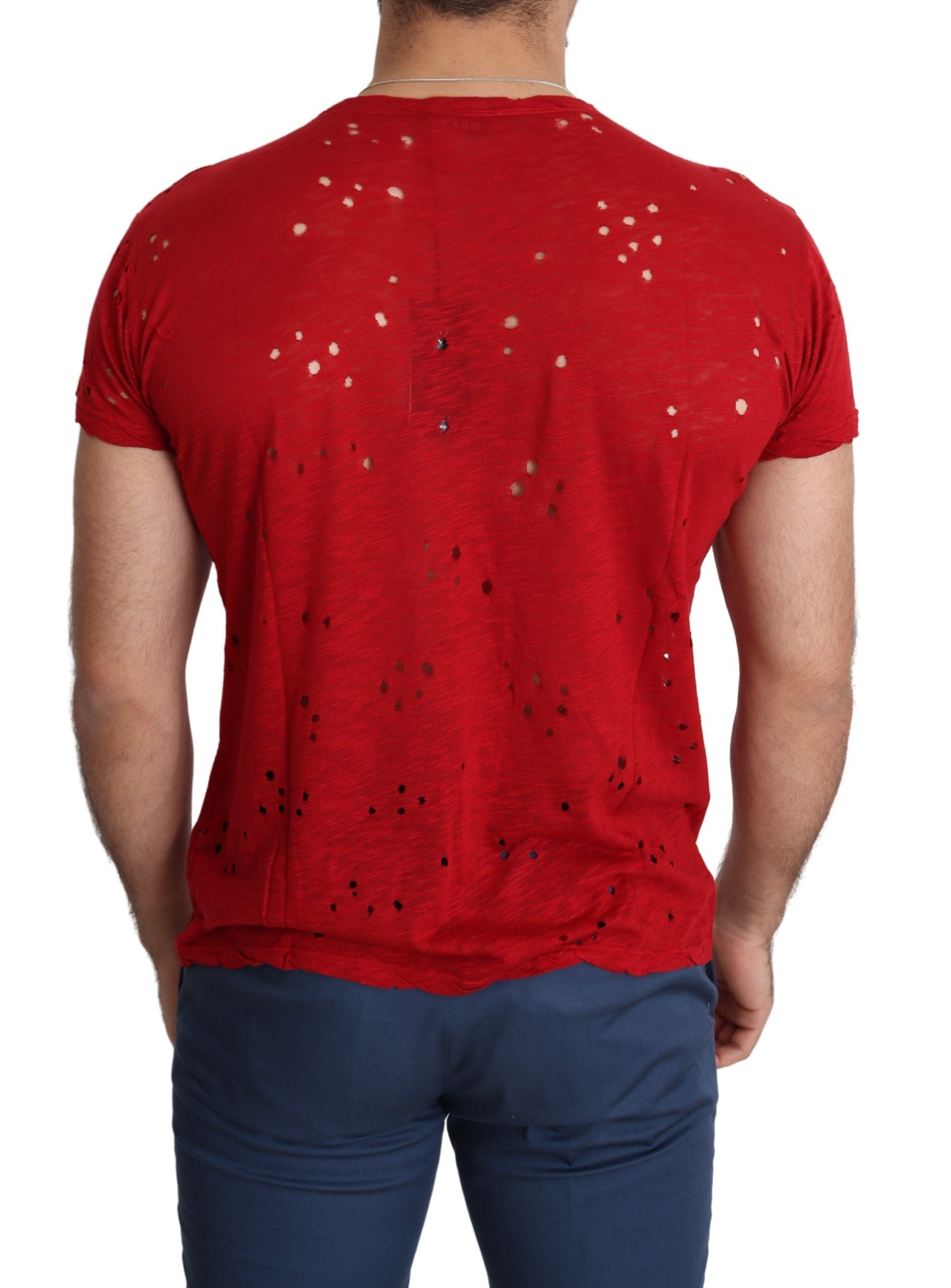 T-shirt casual homme Guess en coton rouge avec logo imprimé et détails perforés, style décontracté et tendance.