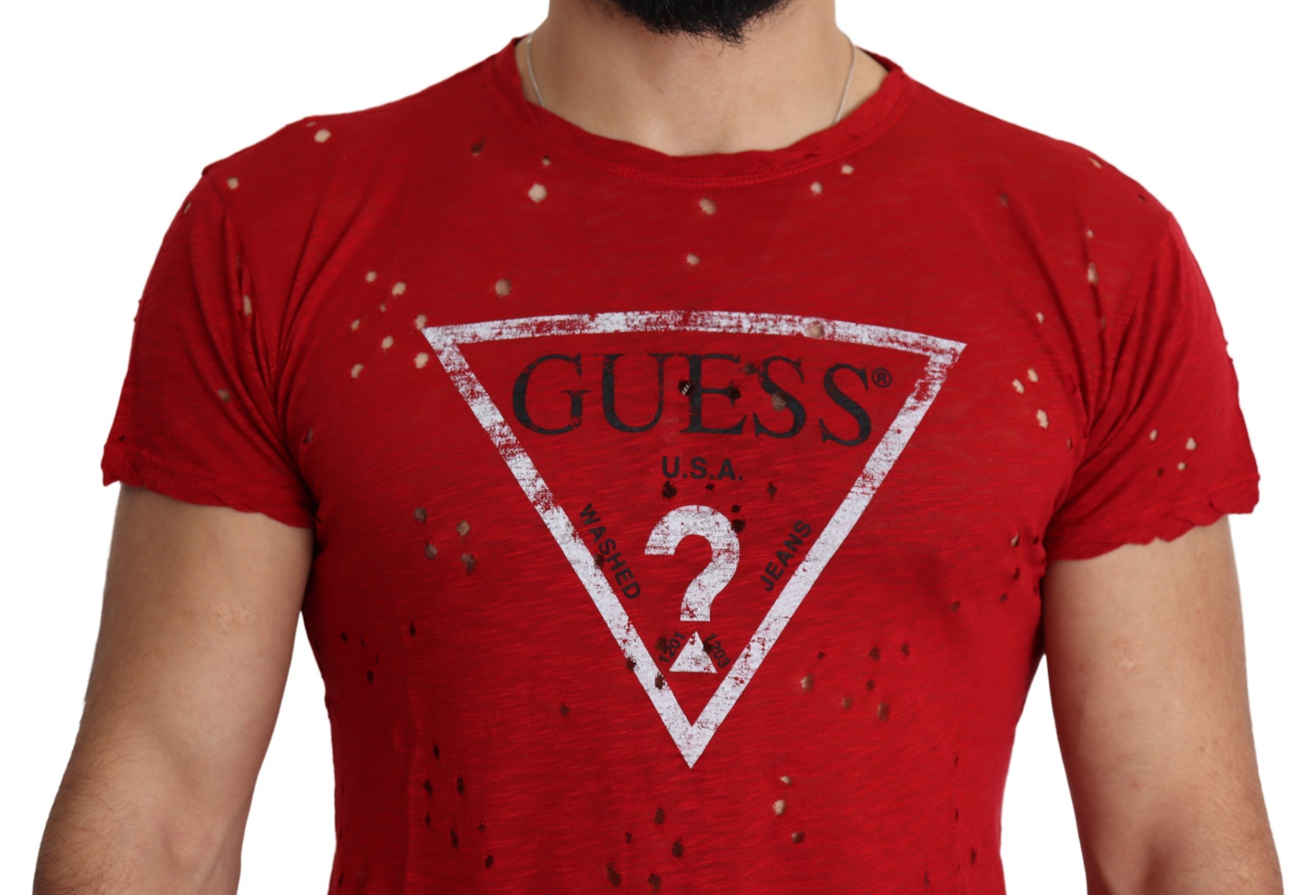 T-shirt casual pour homme Guess en coton rouge avec logo imprimé et détails perforés.