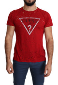 T-shirt casual pour hommes Guess en coton rouge avec logo imprimé et détails perforés.