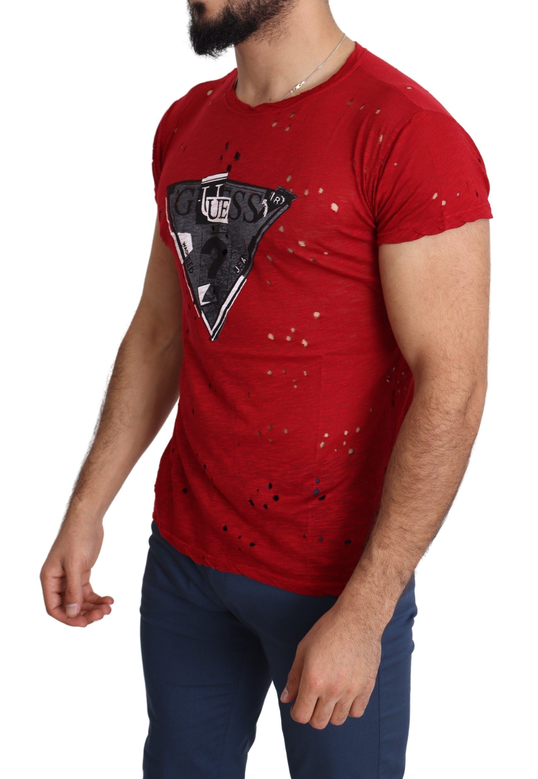T-shirt pour homme Guess en coton rouge avec logo imprimé, style décontracté et perforé, parfait pour un look casual.