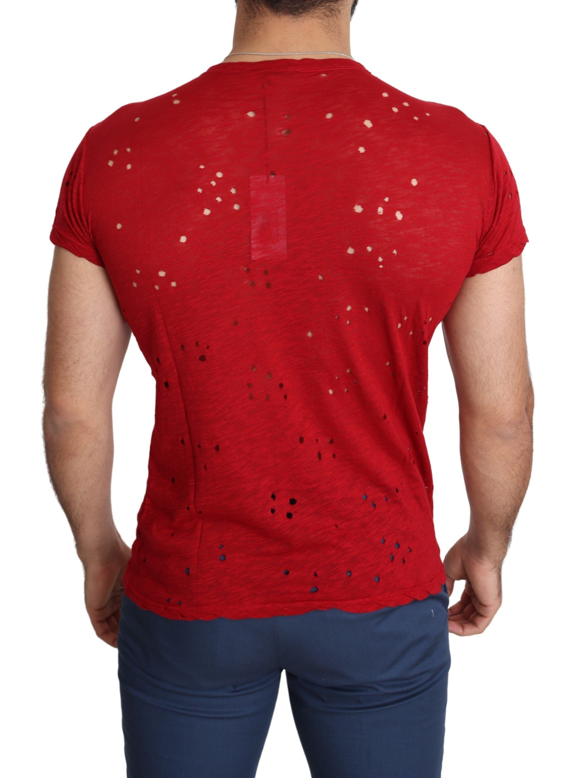 T-shirt décontracté rouge Guess en coton avec logo imprimé et détails perforés pour homme.