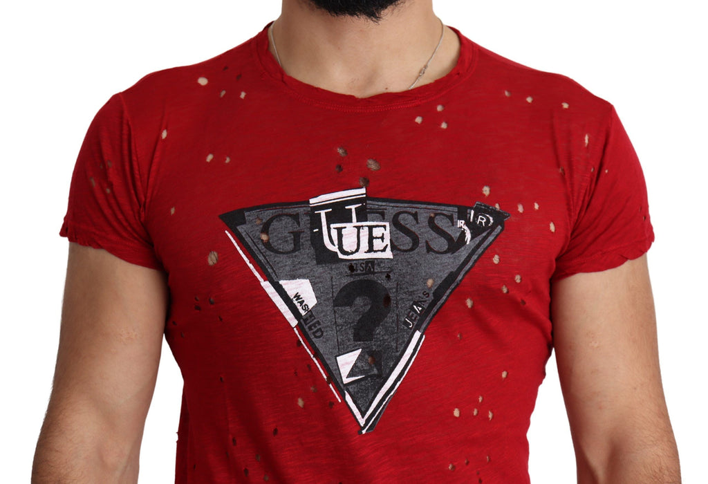 T-shirt décontracté rouge pour homme Guess en coton avec logo imprimé et détails perforés, style casual et moderne.