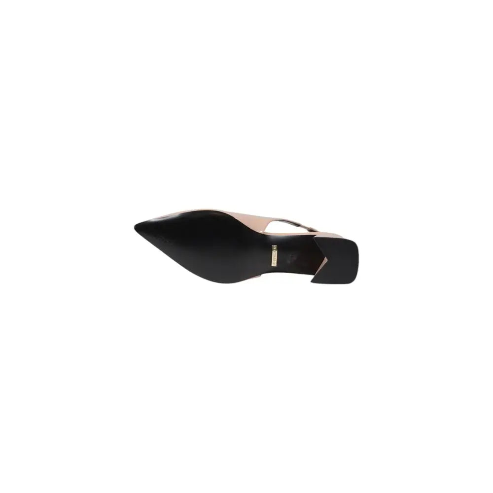 Une sandale plateforme guess rose en polyethylene avec un dessus rose doré et une semelle noire élégante pointue