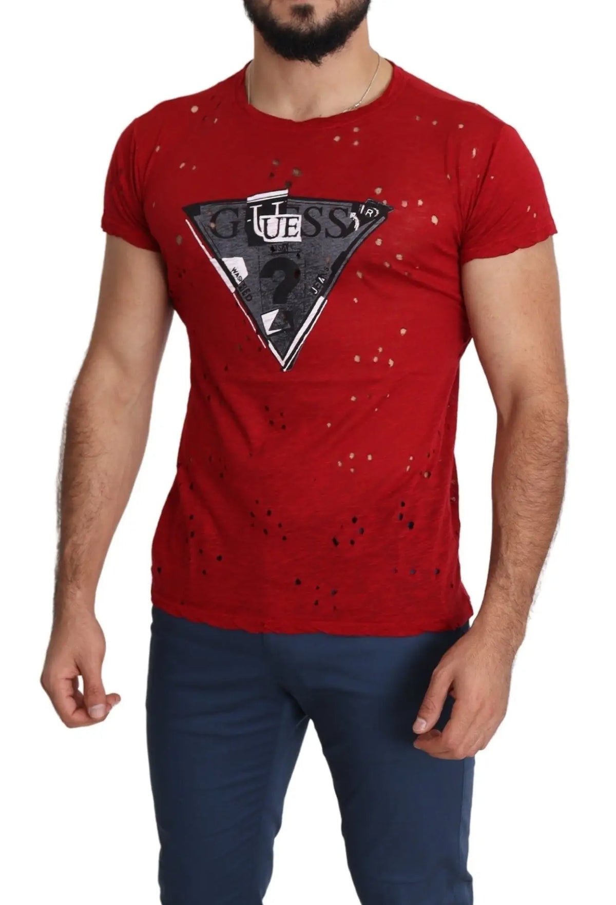 T-shirt rouge guess en coton pour homme avec logo noir triangulaire et design perforé déchiré pour usage casual