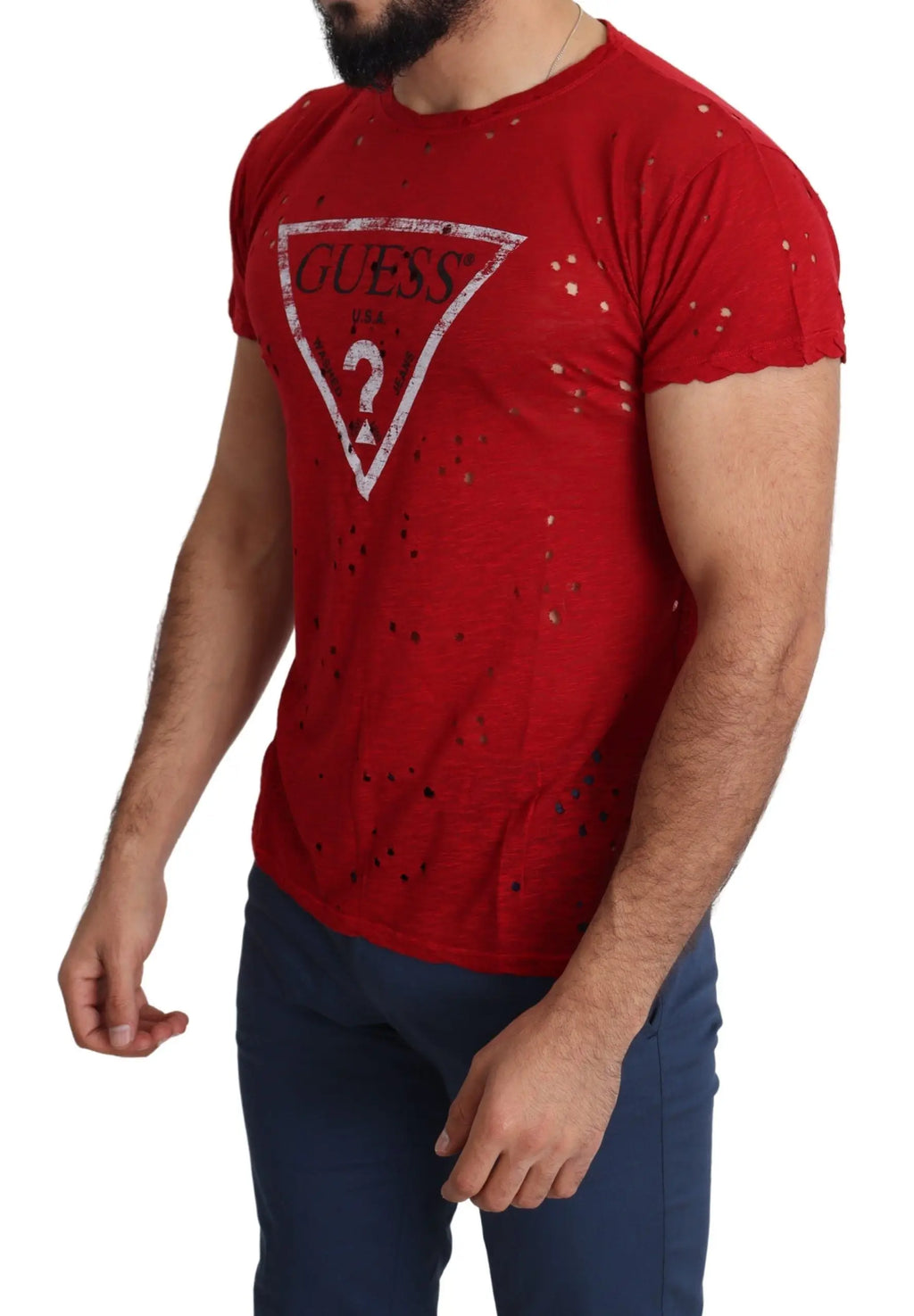 T-shirt rouge guess en coton avec logo triangulaire blanc usé et perforations dispersées pour un style casual homme