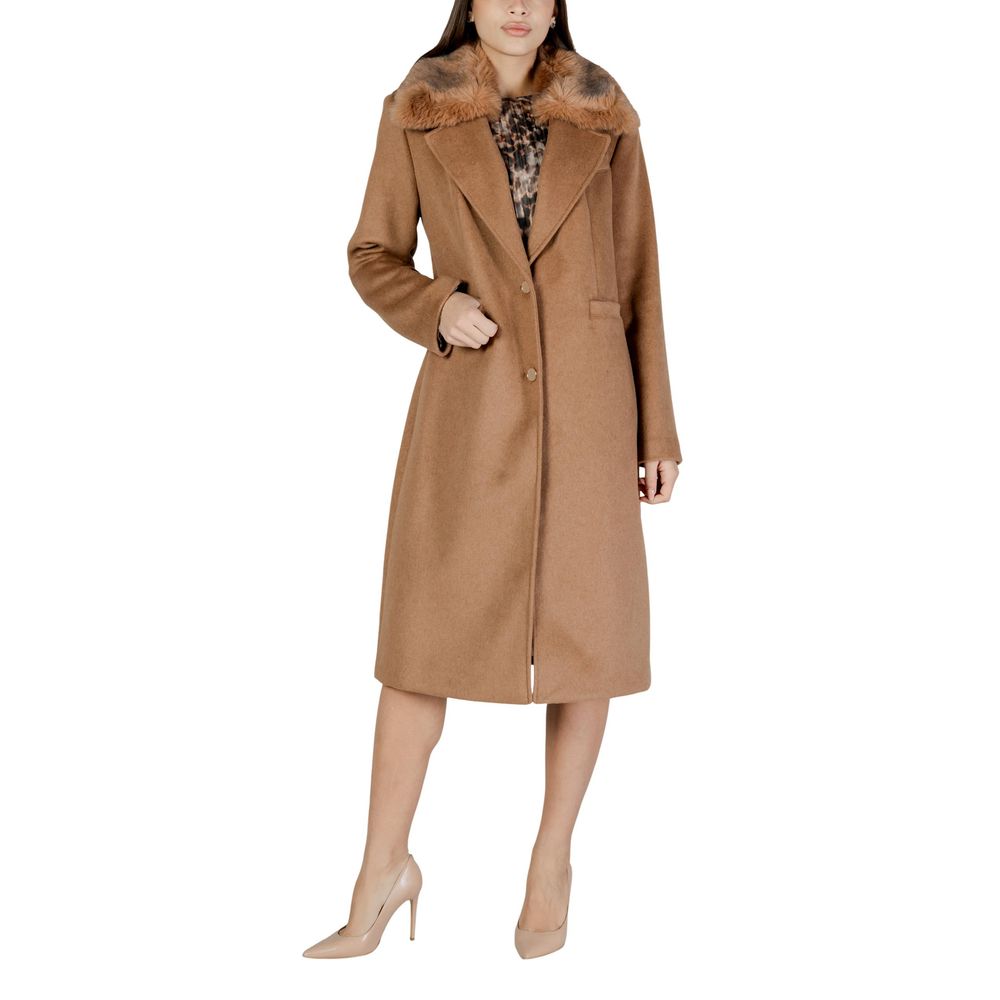 Fausse robe en polyester beige de la marque Guess, vue de face avec détails de la texture du tissu.