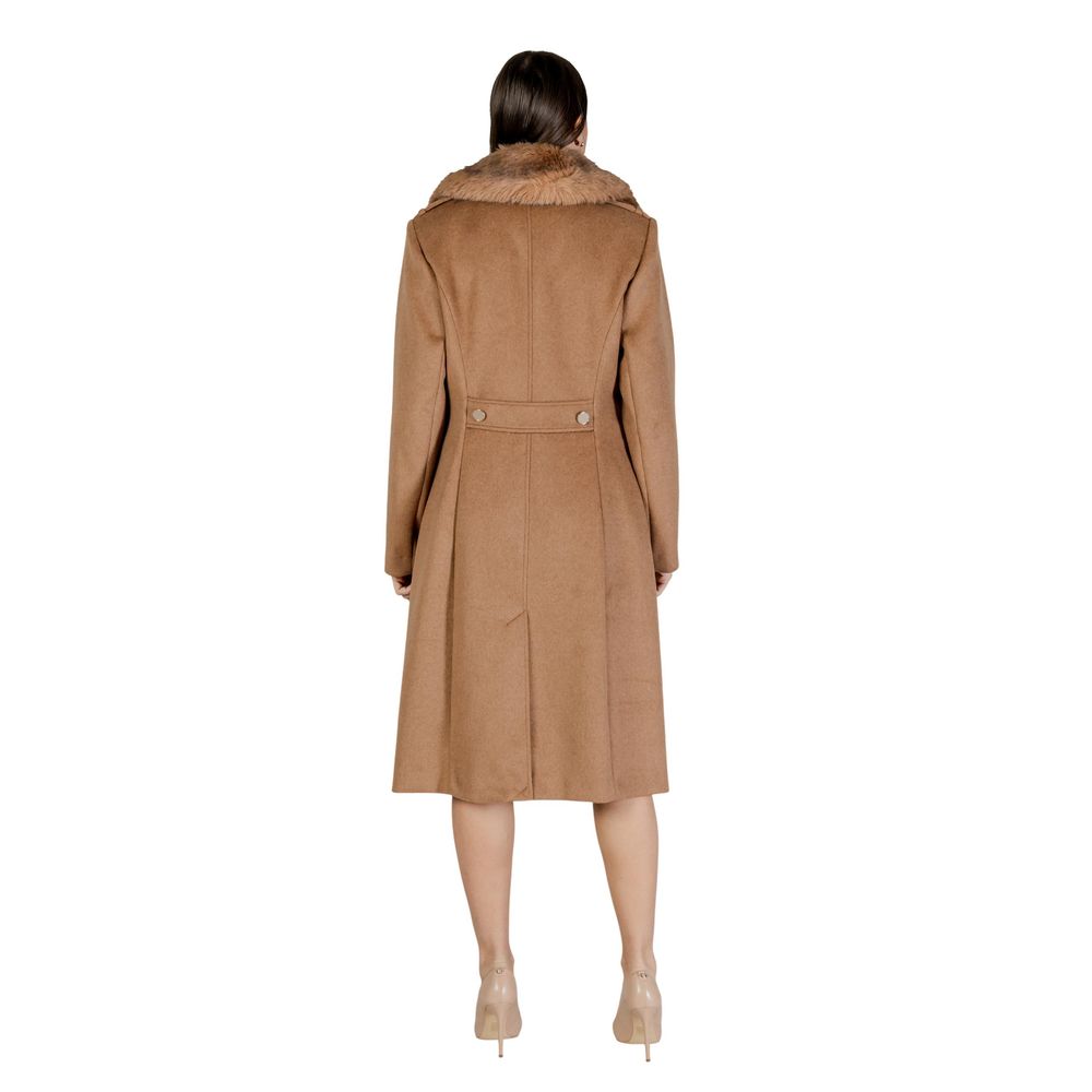 Veste en polyester beige de Guess, fausse pour femme, avec détails élégants et coupe moderne.
