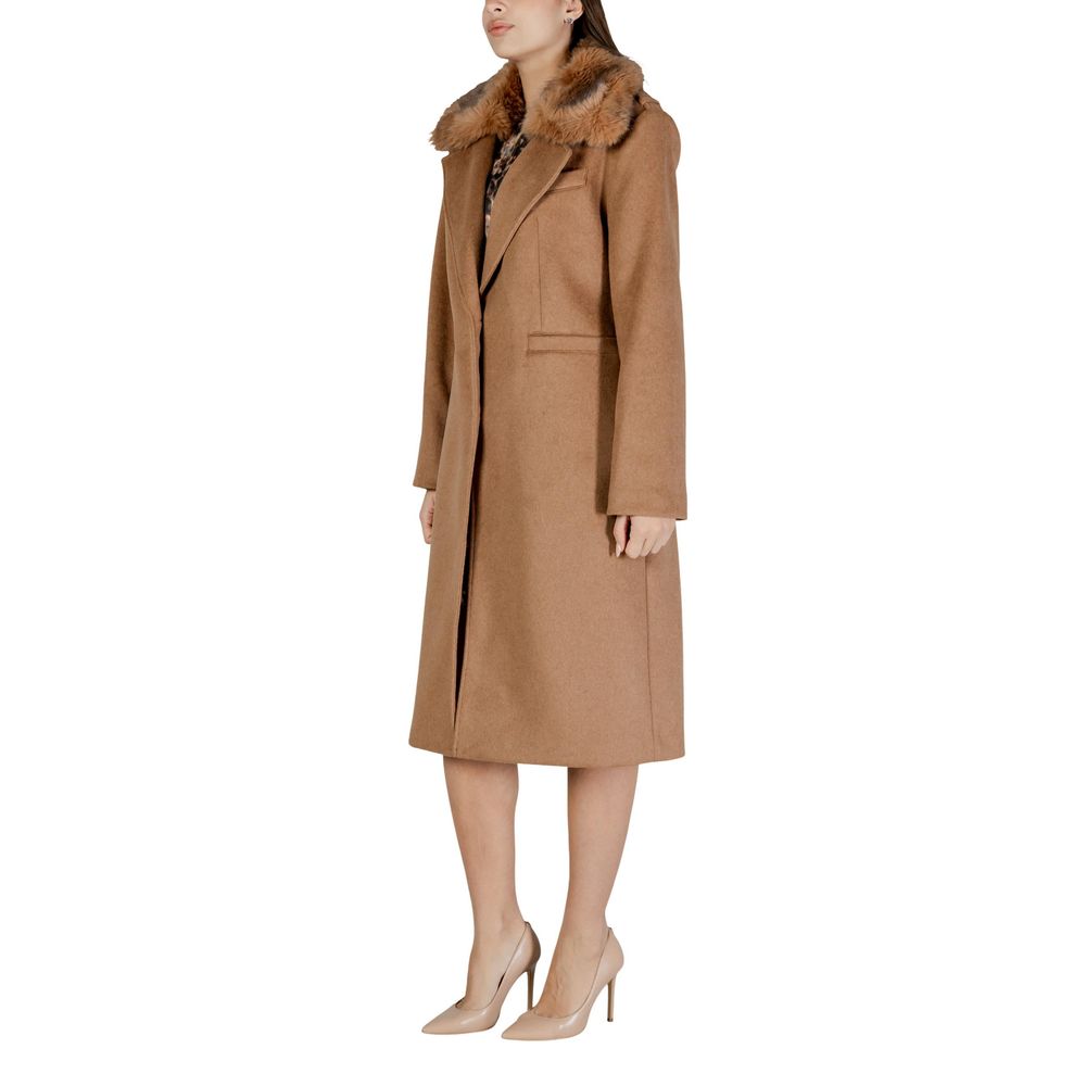 Veste en polyester beige de marque Guess, fausse, avec détails élégants, vue de face sur fond neutre.