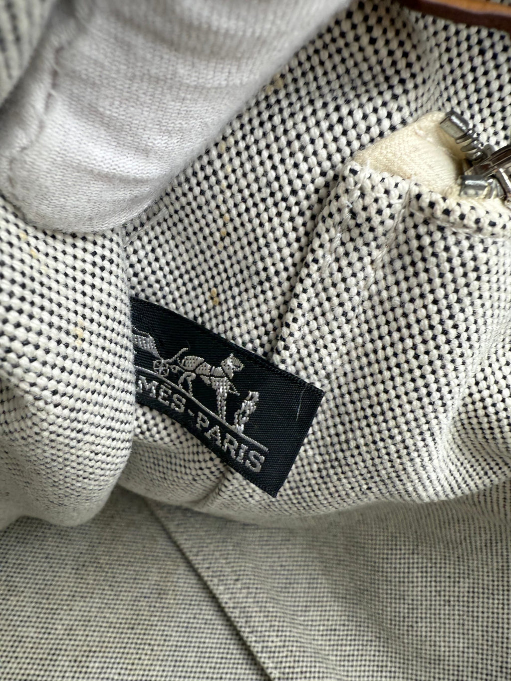 Sac à main Hermès HERLINE en cuir, avec poignées élégantes et détails sophistiqués, pour un style chic et raffiné.