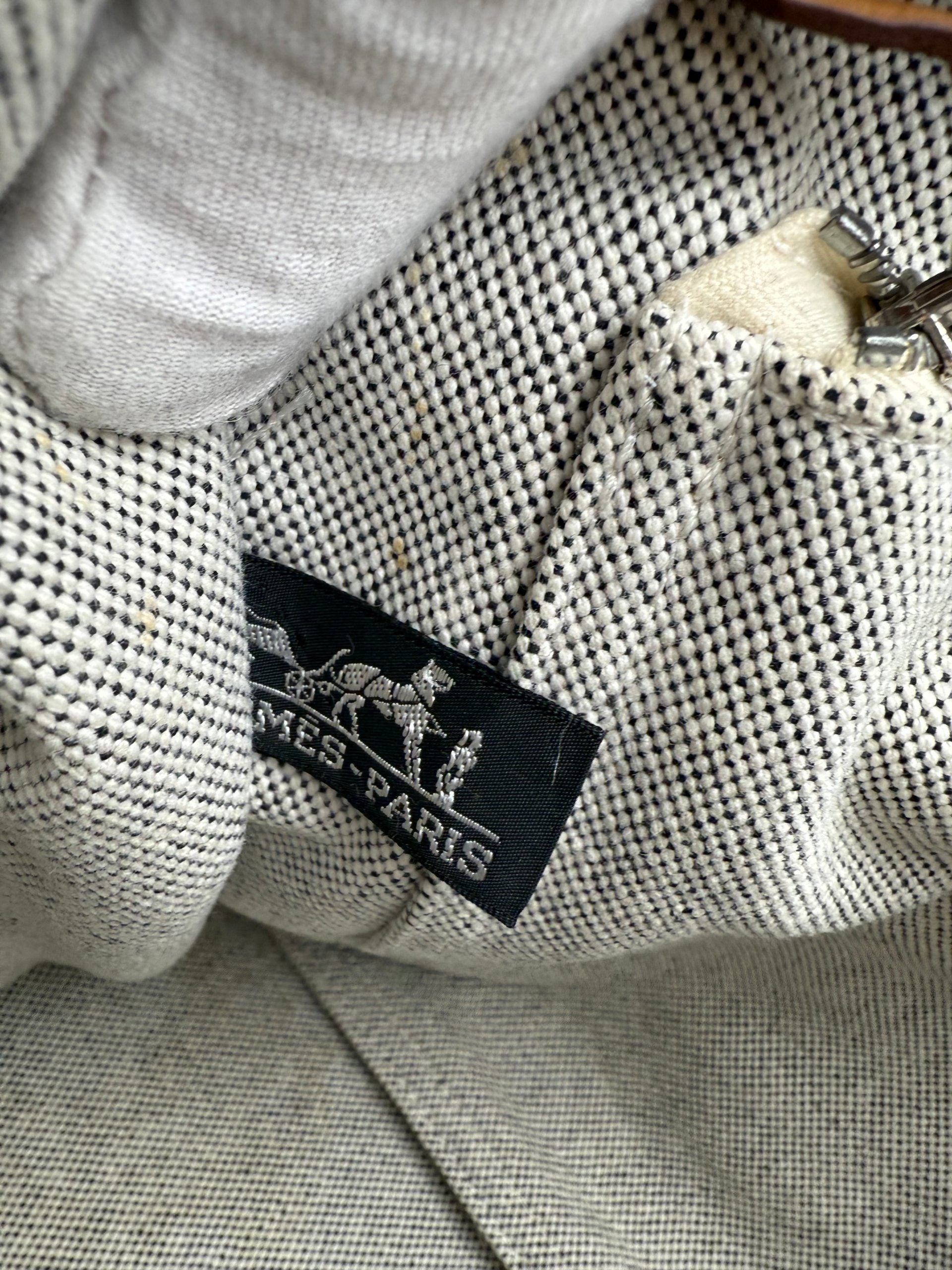 Sac à main Hermès HERLINE en cuir, avec poignées élégantes et détails sophistiqués, pour un style chic et raffiné.