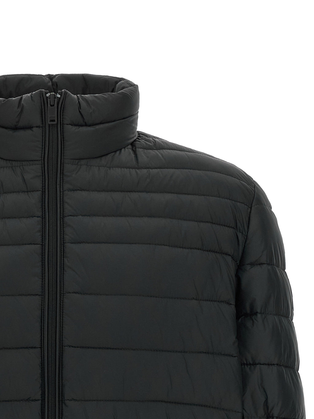 Veste longue noire en polyamide recyclé de Hugo Boss, style élégant et durable, visible sur cette image.
