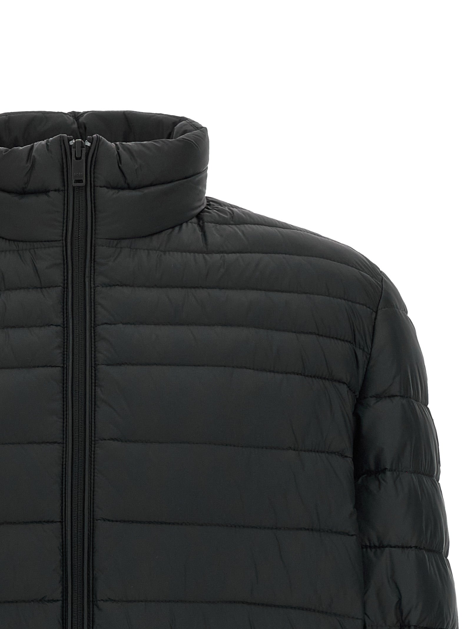 Veste longue noire en polyamide recyclé de Hugo Boss, style élégant et durable, visible sur cette image.