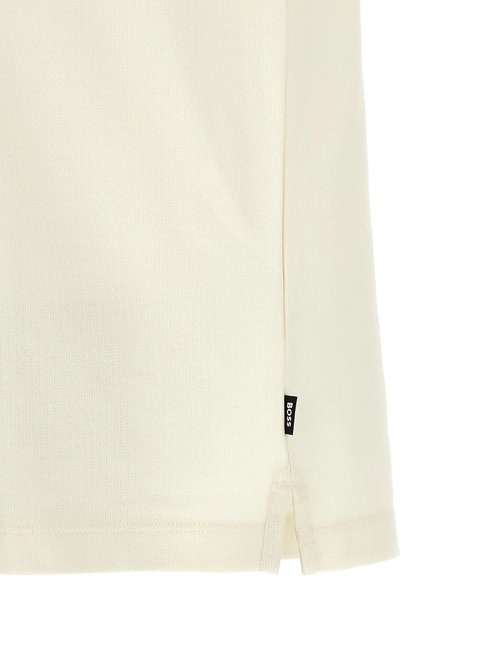 Polo en coton beige hugo boss avec texture côtelée subtile et petite étiquette noire boss à l’ourlet