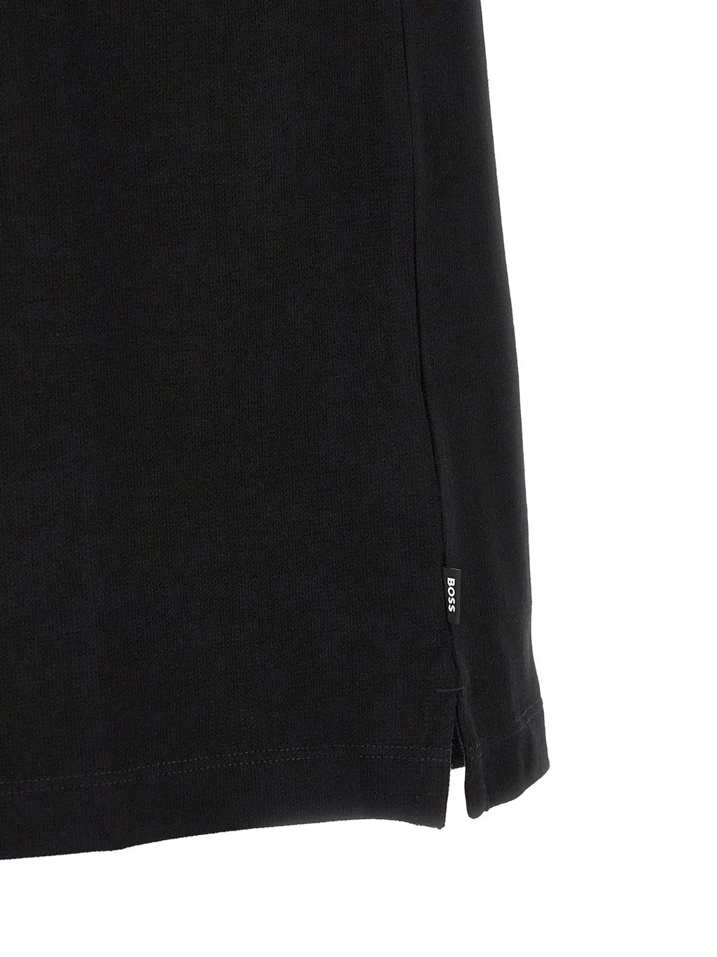 Polo noir en coton boss avec texture côtelée subtile et petite étiquette de marque au bas