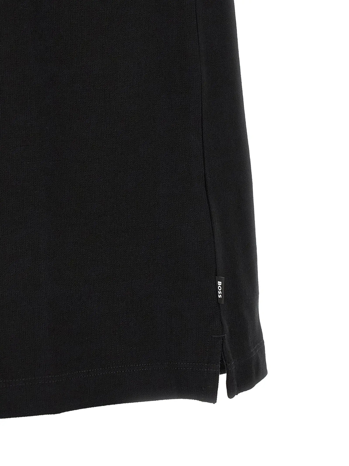 Polo noir en coton boss avec texture côtelée subtile et petite étiquette de marque au bas