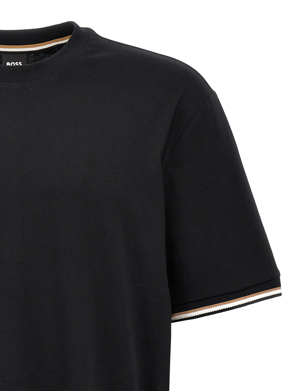 T-shirt en coton noir de la marque Hugo Boss, coupe classique et logo discret à l'avant, vêtement décontracté élégant.