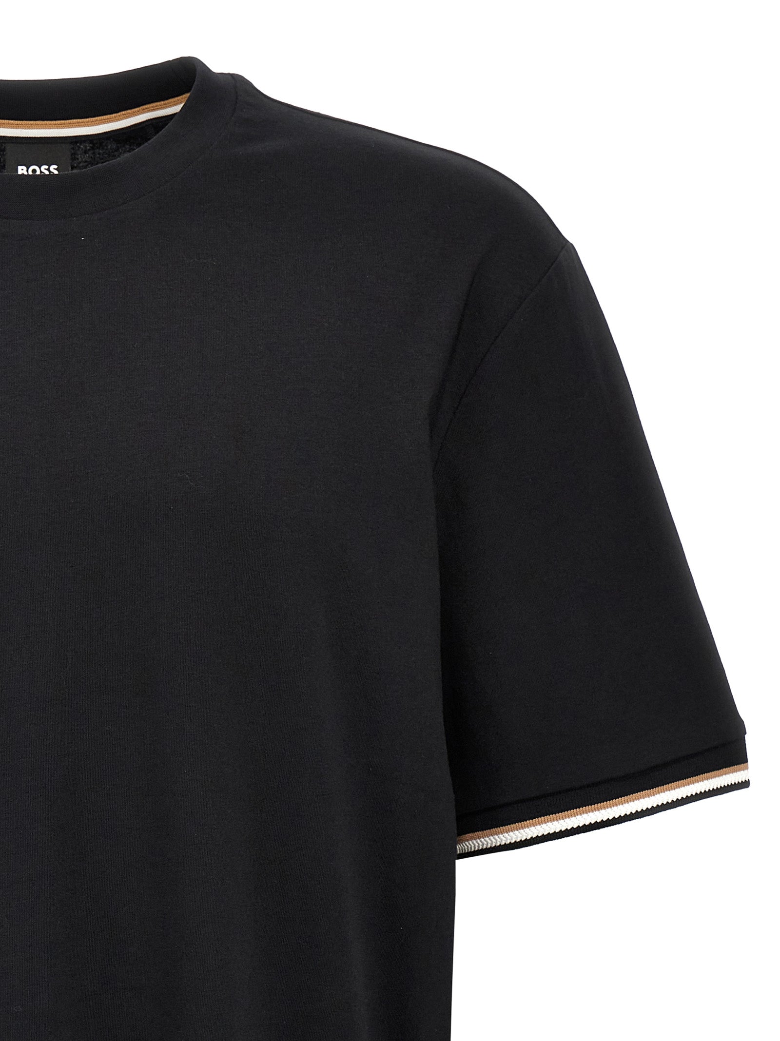 T-shirt en coton noir de la marque Hugo Boss, coupe classique et logo discret à l'avant, vêtement décontracté élégant.