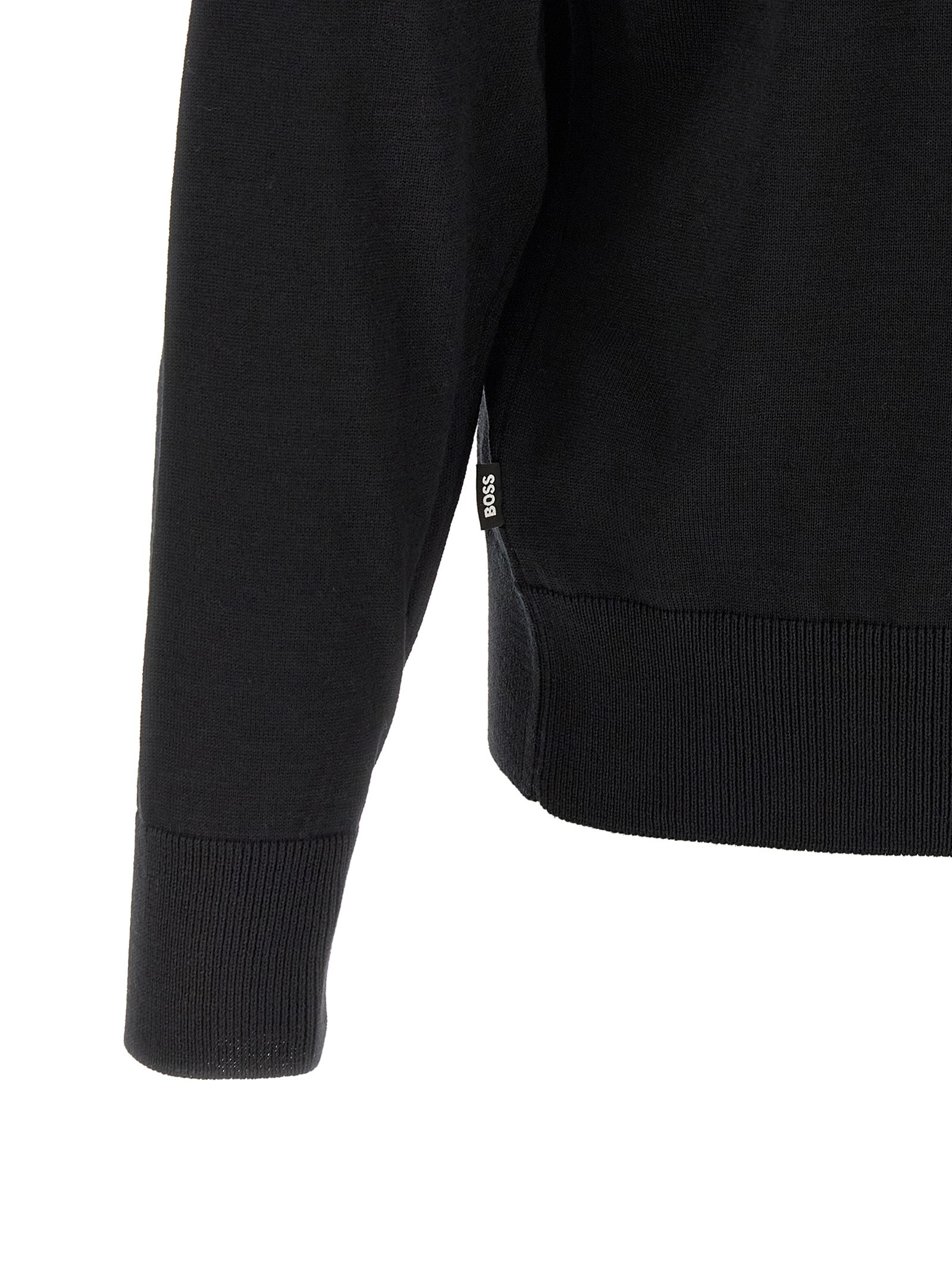 Cardigan noir en laine vierge de la marque Hugo Boss, doux et élégant, porté sur un mannequin.