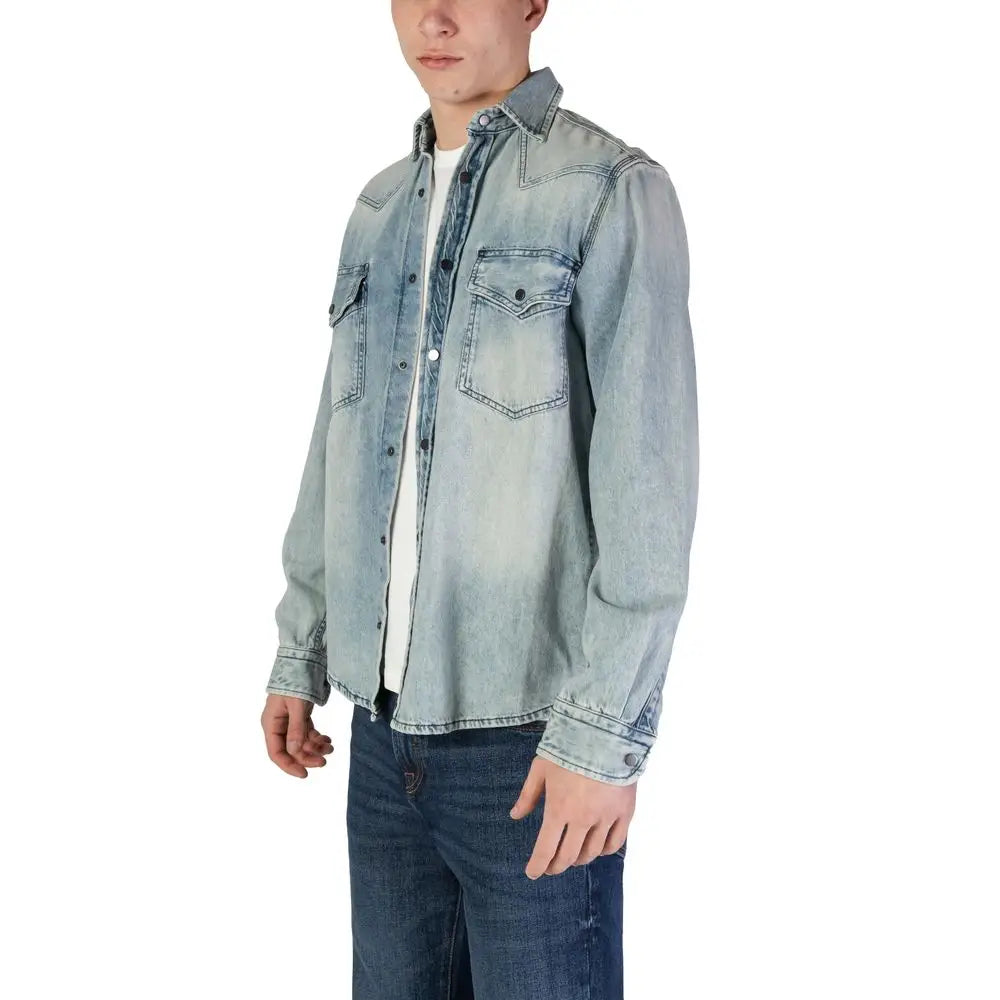 Chemise en jean bleu clair hugo boss avec design boutonné classique et deux poches poitrine en denim léger