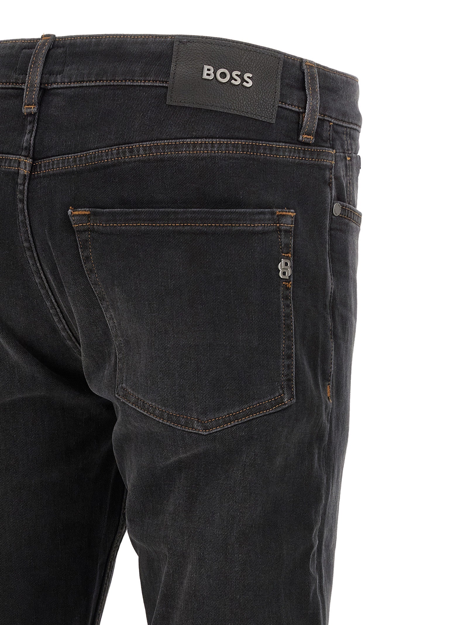 Jeans droits en coton noir de Hugo Boss, style classique, visibles avec poches avant et fermeture à bouton.